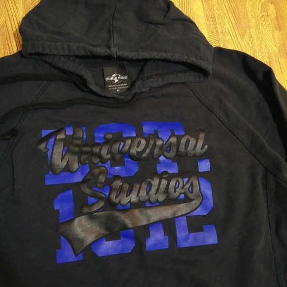 Universal Studios Est. 1912 Classic Graphic Quikflip Black Hoodie to Backpack XL - Picture 2 of 11
